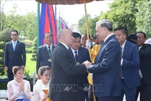 El rey camboyano, Norodom Shihamoni (izquierda), recibe al presidente de Vietnam, To Lam (derecha). (Fotografía: VNA)