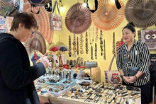 En un stand de productos artesanales de Vietnam. (Fotografía: VNA)