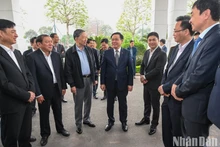 [Foto] Presidente del Parlamento vietnamita visita centro de formación de fútbol juvenil