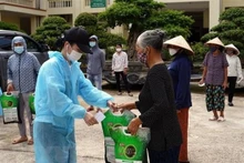Entrega de ayudas a los habitantes necesitados en Vietnam. (Fotografía: VNA)