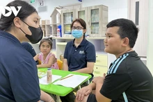 Nguyen Hoang Bao, de nueve años, que vive en Lam Dong, conversa con entusiasmo en inglés con la maestra. (Fotografía: VOV)