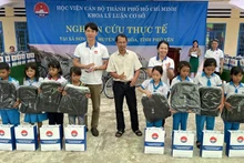 Un grupo de profesores de la Academia de Cuadros de Ciudad Ho Chi Minh entrega obsequios a los estudiantes de Phu Yen. (Fotografía: VNA)