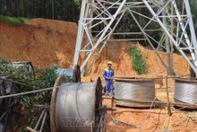 Realizan esfuerzos por completar la línea de transmisión de electricidad desde Laos a Vietnam. (Fotografía: VNA)