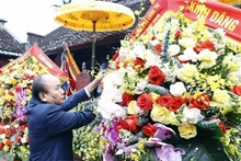 El presidente de Vietnam, Nguyen Xuan Phuc, ofrece flores e inciensos en homenaje a la gran poeta Ho Xuan Huong. (Fotografía: VNA)