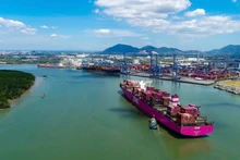 El barco ONE EAGLE pertenece a la nueva ruta de servicio operada por Premier Alliance en el puerto internacional Tan Cang-Cai Mep. (Fotografía: VNA)