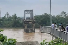 En el incidente del colapso del puente de Phong Chau, en la provincia de Phu Tho. (Fotografía: VNA)