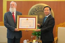 El vicepremier vietnamita Tran Hong Ha entrega la Medalla de Amistad al asesor de Políticas del Ministerio de Recursos Naturales y Medio Ambiente de Vietnam, Michael Parsons. (Fotografía: VNA)
