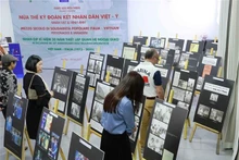 Exposición fotográfica en el marco del programa. (Fotografía: VNA)