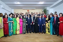El primer ministro Pham Minh Chinh se reúne con funcionarios de la Embajada vietnamita y representantes de la comunidad connacional en Rumania. (Fotografía: VNA)