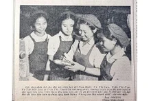 Vu Thi Bich Lien (segunda desde la derecha) en la foto publicada en el periódico Nhan Dan el 11 de noviembre de 1970.