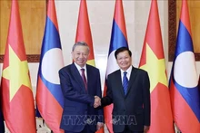 El presidente de Vietnam, To Lam (izquierda), y el secretario general del PPRL y el presidente de Laos, Thongloun Sisoulith, el 11 de julio de 2024. (Fotografía: VNA)