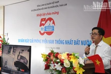 El cónsul general de Vietnam en Khon Kaen, Dinh Hoang Linh, interviene en el acto. (Fotografía: Nhan Dan)