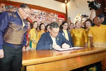 El primer ministro de Tailandia, Srettha Thavisin, y vietnamitas radicados en la provincia de Nakhon Phanom. (Fotografía: Nhan Dan)