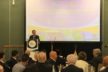 El embajador de Vietnam en Italia, Duong Hai Hung, interviene en el evento. (Fotografía: VNA)