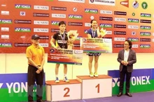 La badminstonista Nguyen Thuy Linh gana trofeo del Campeonato abierto internacional de Vietnam. (Fotografía: VNA)