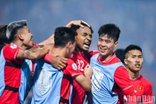 Jugadores vietnamitas celebran el primer gol. (Fotografía: Nhan Dan)