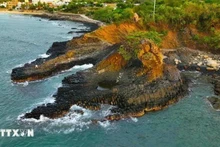 Ghenh Da Dia (acantilado marino de placas de piedra), a 35 kilómetros al norte del centro de la ciudad de Tuy Hoa, se considera una obra de arte creada por la naturaleza. (Fotografía: VNA)