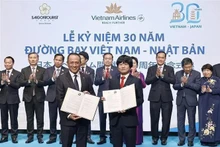 El presidente de la Asamblea Nacional de Vietnam, Tran Thanh Man, y su esposa testimonian la entrega de acuerdos de cooperación bilateral. (Fotografía: VNA)