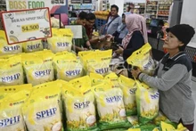 Clientes compran arroz en un centro comercial de Yakarta. (Fotografía: antaranews.com)