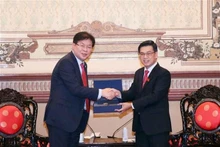 El vicepresidente del Consejo Popular municipal Nguyen Van Dung y el presidente del Consejo Metropolitano de Busán, Ahn Sung-min. (Fotografía: VNA)