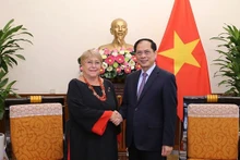 El canciller de Vietnam, Bui Thanh Son, recibe a la expresidenta chilena Michelle Bachelet Jeria. (Fotografía: Nhan Dan)