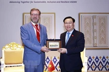 El presidente de la Asamblea Nacional de Vietnam, Vuong Dinh Hue (derecha), se reúne con el vicepresidente del Consejo de la Federación de Rusia, Konstantin Kosachev. (Fotografía: VNA)