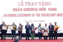 El vicepresidente de la Asamblea Nacional de Vietnam, Tran Thanh Man, entrega la Orden de Amistad a los representantes del CMP. (Fotografía: VNA)