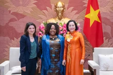 Nguyen Thi Thanh, vicepresidenta de la Asamblea Nacional de Vietnam (primera desde la derecha); Caroline Nyamayemombe, representante en jefa de la ONU Mujeres en Vietnam (centro), y Michaela Bauer, representante adjunta de la Unicef en Vietnam. (Fotografía: quochoi.vn)