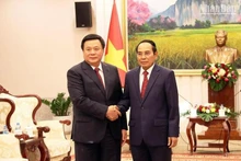 El miembro del Buró Político y director de la Academia Nacional de Política Ho Chi Minh, Nguyen Xuan Thang, y el vicepresidente de Laos, Bounthong Chitmany. (Fotografía: Nhan Dan)