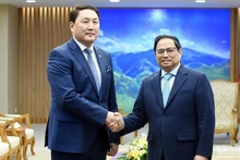 El primer ministro de Vietnam, Pham Minh Chinh (derecha), y el titular de Defensa de Mongolia, Saikhanbayar Gursed. (Fotografía: Nhan Dan)
