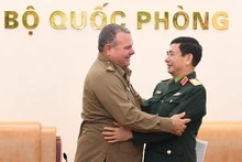 El ministro de Defensa de Vietnam, general Phan Van Giang (derecha), recibe al jefe de la Dirección Política de las Fuerzas Armadas Revolucionarias de Cuba, General de División Víctor Rojo Ramos. (Fotografía: qdnd.vn)
