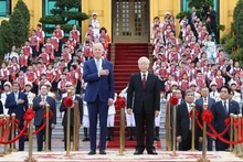 El secretario general del Partido Comunista de Vietnam, Nguyen Phu Trong, recibe al presidente estadounidense, Joe Biden. (Fotografía: VNA)