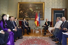 Como parte de su visita estatal a Italia, el presidente vietnamita, Vo Van Thuong, sostuvo un encuentro con el alcalde de la ciudad de Roma, Roberto Gualtieri. (Fotografía: VNA)