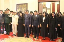 El embajador de Vietnam en China, Pham Thanh Binh, y los empleados de su legación rinden homenaje al expresidente Tran Duc Luong. (Fotografía: Nhan Dan)