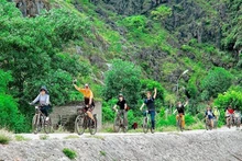 Explotan la belleza de Ninh Binh en bicicletas. (Fotografía: VNA)