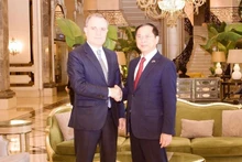 El vicepremier y ministro de Asuntos Exteriores de Vietnam, Bui Thanh Son, se reúne con el canciller de Azerbaiyán, Jeyhun Bayramov. (Fotografía: VNA)
