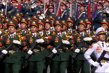 La delegación del Ejército Popular de Vietnam en el desfile. (Fotografía: Captura de pantalla)