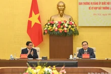 El primer ministro de Vietnam, Pham Minh Chinh, y el presidente de la Asamblea Nacional, Tran Thanh Man, conducen la reunión. (Fotografía: Nhan Dan)