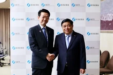 El vice primer ministro vietnamita Nguyen Chi Dung (derecha) se reúne con el ministro de Economía, Comercio e Industria de Japón, Muto Yoji. (Fotografía: VNA)