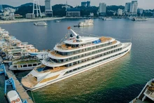 Numerosas empresas invierten en cruceros de lujo para atender a los turistas que visitan la bahía de Ha Long. (Fotografía: vdstravel.com)