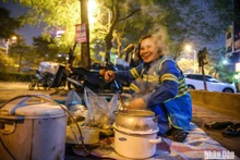 [Foto] Cena acogedora de trabajadores de limpieza en vísperas del Año Nuevo Lunar
