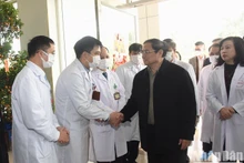 [Foto] Premier vietnamita visita Hospital Central de Enfermedades Tropicales