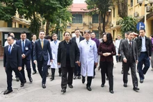 [Foto] Premier vietnamita visita hospital local con motivo del Tet