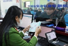 Personas realizan trámites administrativos en la policía de Lai Chau. (Fotografía: VNA)