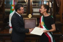El embajador de Vietnam en México, Nguyen Van Hai, presenta las cartas credenciales a la presidenta de México, Claudia Sheinbaum. (Fotografía: VNA)