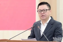 El presidente-editor de Nhan Dan, Le Quoc Minh, interviene en el acto. (Fotografía: The Dai)