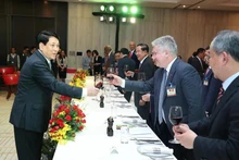 El presidente de Vietnam, Luong Cuong, encabeza la recepción a los jefes de delegaciones de países y partidos políticos que llegaron a Vietnam para asistir al 50 aniversario de la Liberación del Sur y la Reunificación nacional. (Fotografía: VNA)