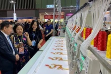Tecnologías de vanguardia, productos y soluciones creativas en confección, textil y calzado presentados durante las ferias internacionales de confección-textil. (Fotografía: VNA)