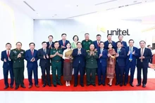 El primer ministro de Vietnam, Pham Minh Chinh, posa junto a funcionarios y empleados de Unitel. (Fotografía: VNA)