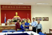 El embajador Pham Viet Hung (segundo desde la derecha) se reúne con compatriotas en Mukdahan. (Fotografía: thoidai.com.vn)